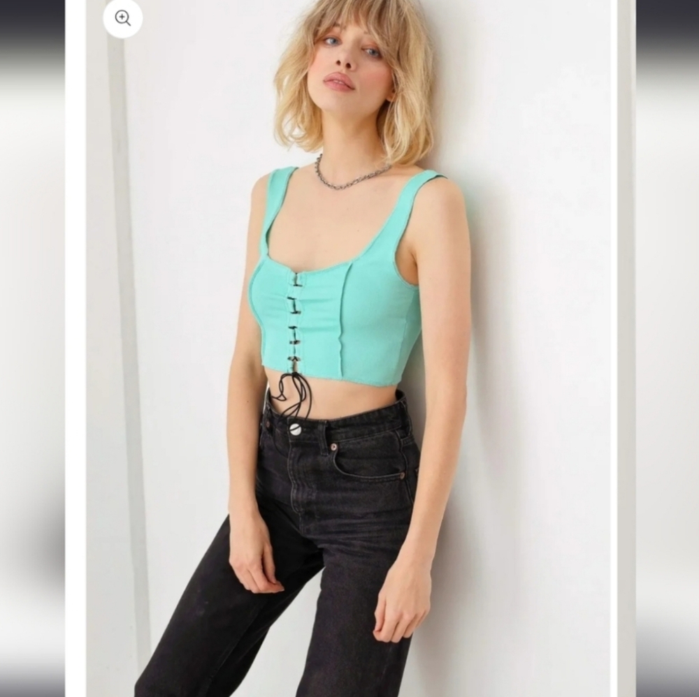 NWOT LA Luxe "Tiffany Blue🩵 Lace Up🖤 Round Neckline Sleeveless Crop Top" Large